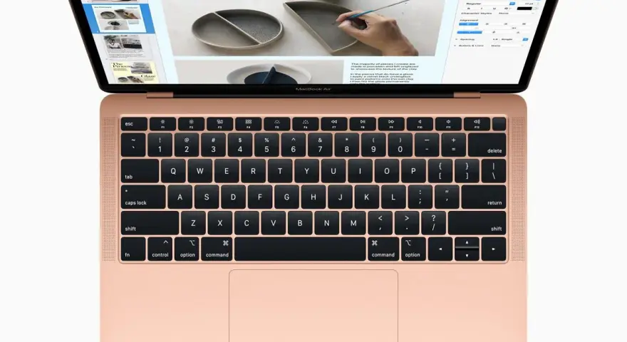 Un MacBook Air color oro rosa aperto, mostra una presentazione su "Our Philosophy" e la lavorazione di ceramiche artigianali. Cos'è il Mac? È questo strumento versatile.
