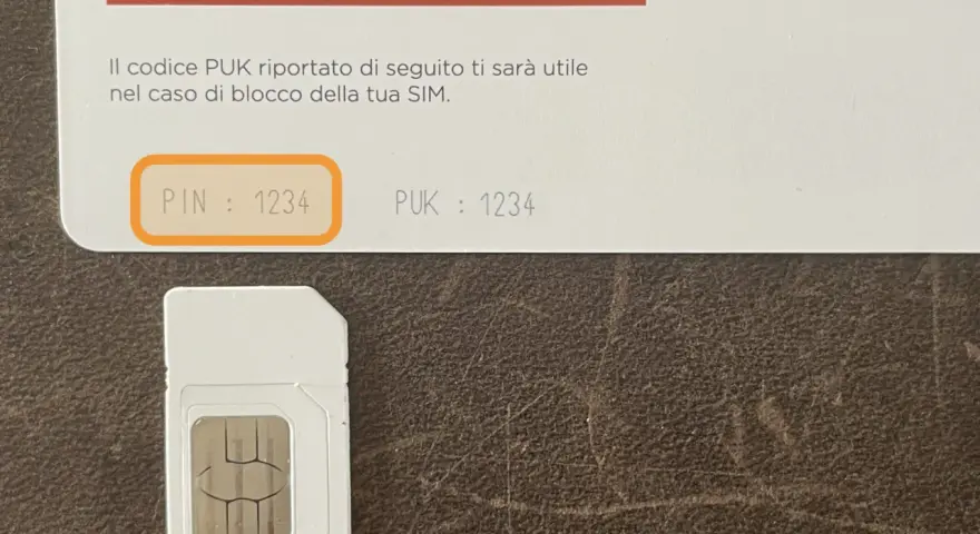 Scheda SIM e istruzioni per sbloccare una SIM senza PUK. Il codice PUK è essenziale in caso di blocco.