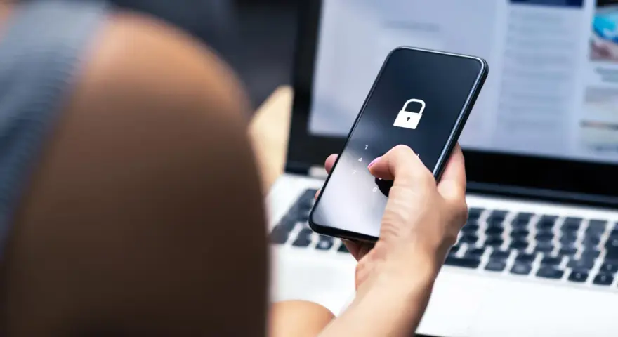 Mano che inserisce il codice per trovare telefono perso. Schermo bloccato con lucchetto.