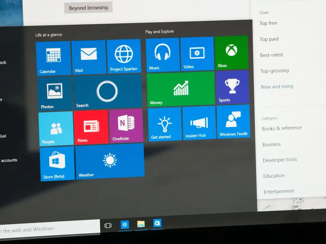 Il tasto Start di Windows 10 mostra app come Calendario, Mail, Foto, Notizie e Meteo.