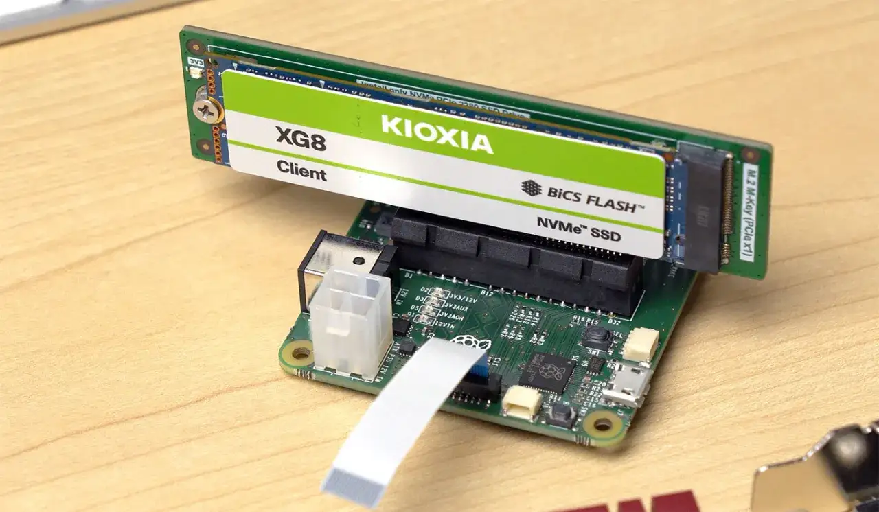 Un SSD NVMe Kioxia XG8 collegato a un Raspberry Pi, pronto per il boot da USB.