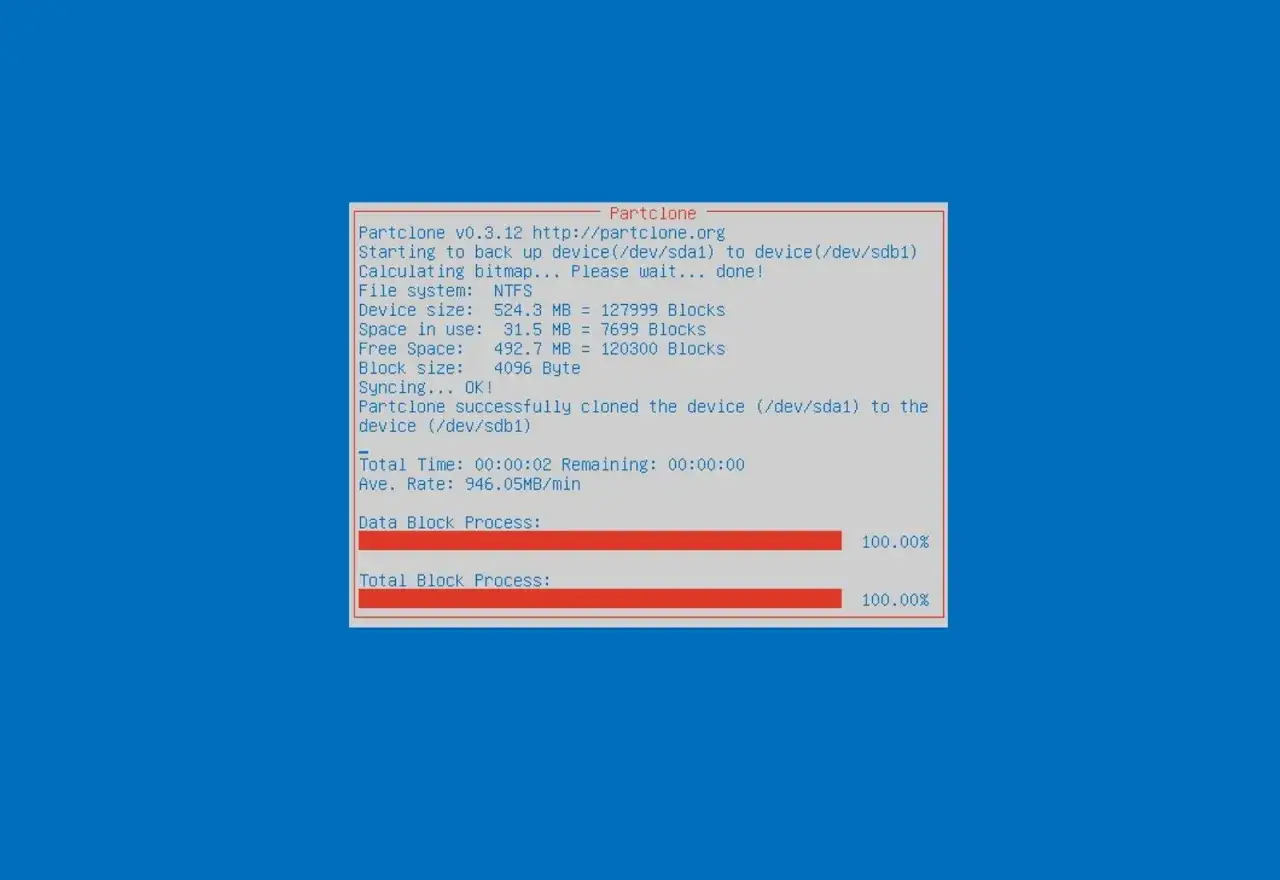 Clonezilla guida: Partclone ha clonato con successo il dispositivo /dev/sda1 su /dev/sdb1. Processo completato al 100%.