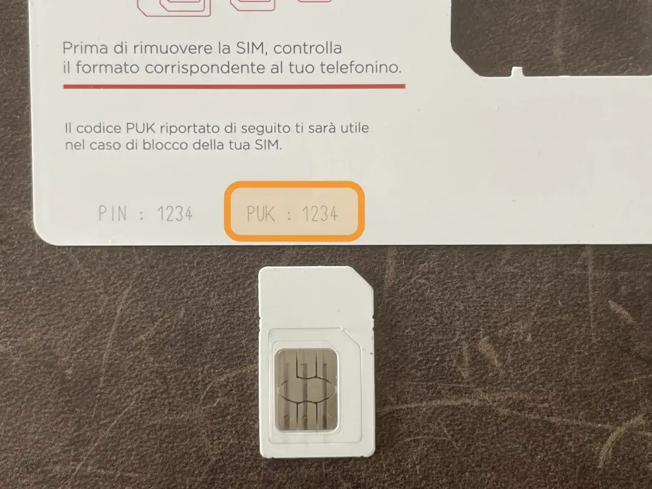 Scheda SIM con PIN e PUK visibili. Il codice PUK &egrave; essenziale per sapere come sbloccare una SIM senza PUK.