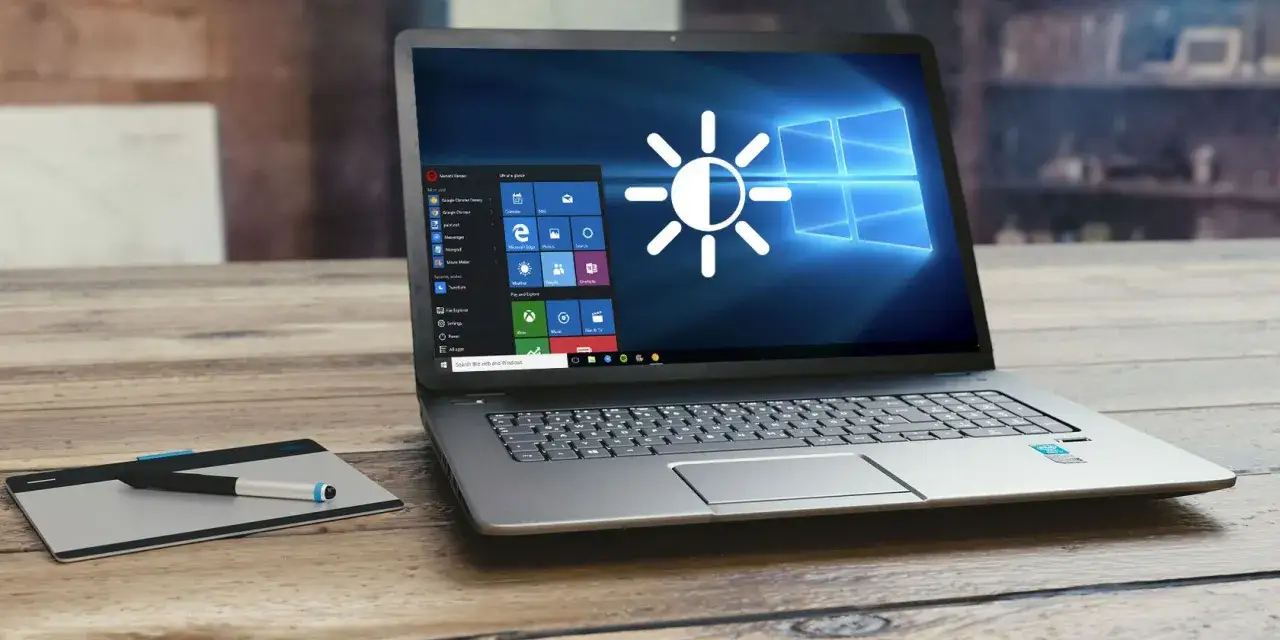 Schermo del laptop con icona di luminosit&agrave; e menu Start di Windows 10. Impara come regolare la luminosit&agrave; dello schermo per un'esperienza visiva ottimale.