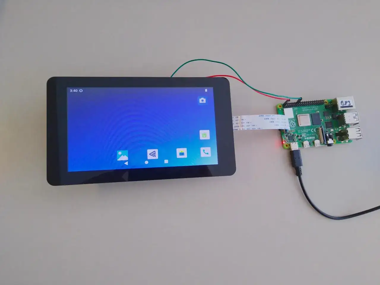 Raspberry Pi con schermo che mostra un'interfaccia Android.