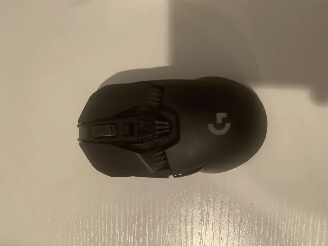 Mouse Logitech nero, con rotellina e pulsanti visibili. Il tasto destro del mouse non funziona, frustrante per il gaming.