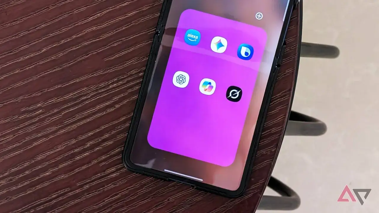 Schermo di un telefono con una cartella viola contenente l'icona di Alexa Plus e altre app.