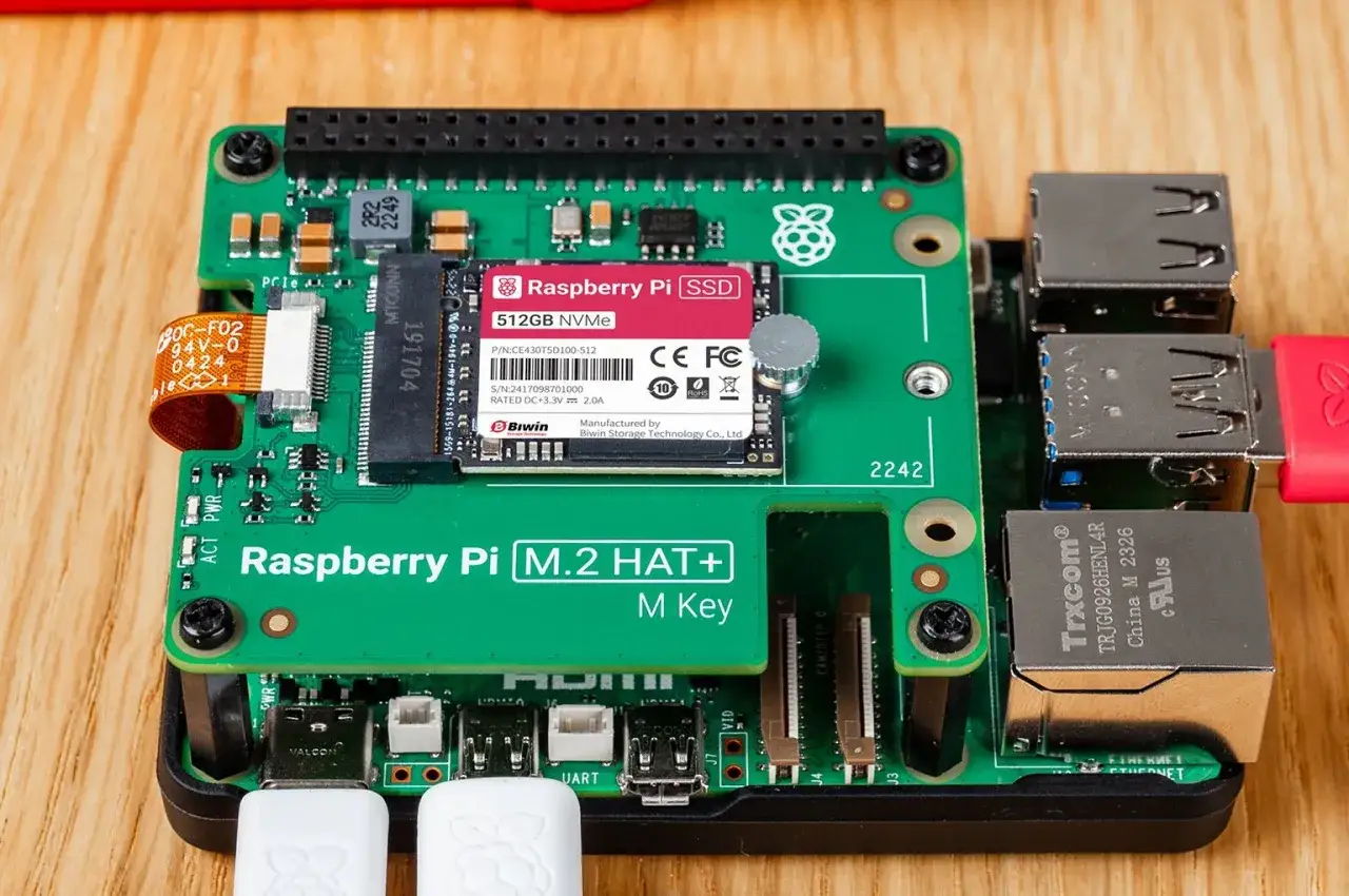 Un Raspberry Pi con un SSD NVMe da 512GB e un HAT M.2, pronto per nuove avventure con i suoi 