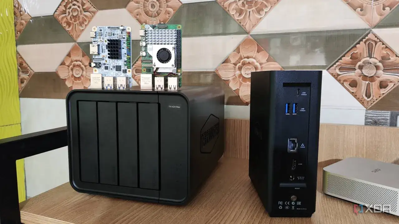 Due mini computer, un NAS e un altro dispositivo, pronti per un raspberry backup.