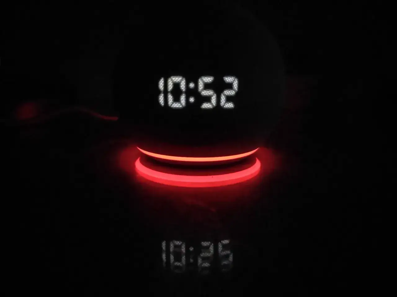 L'orologio digitale mostra 10:52 con una base rossa luminosa. Forse Alexa è rossa perché è ora di dormire!
