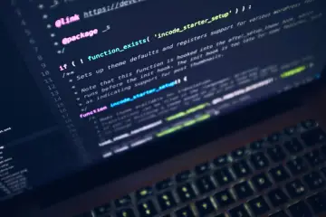 Codice Python su schermo, con commenti che suggeriscono l'uso di intelligenza artificiale per la gestione di temi WordPress.