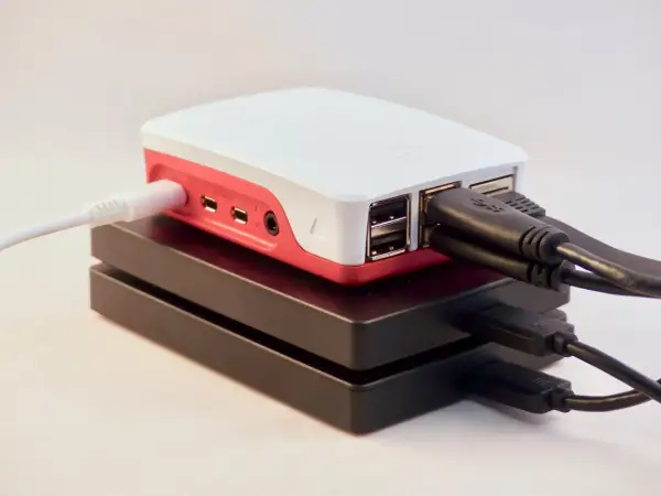 Un Raspberry Pi con cavi collegati, pronto per diventare un piccolo NAS.