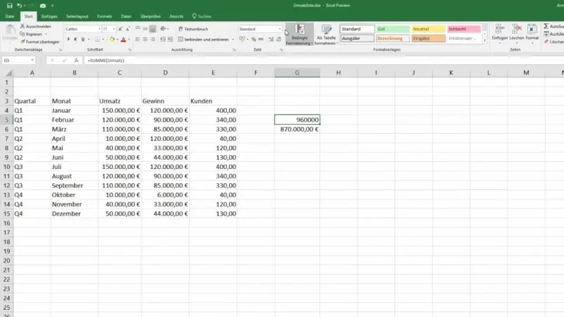 Foglio di calcolo Excel con dati di fatturato mensile e trimestrale. La casella nome "G5" mostra la formula "=SUMME(Umsatz)".